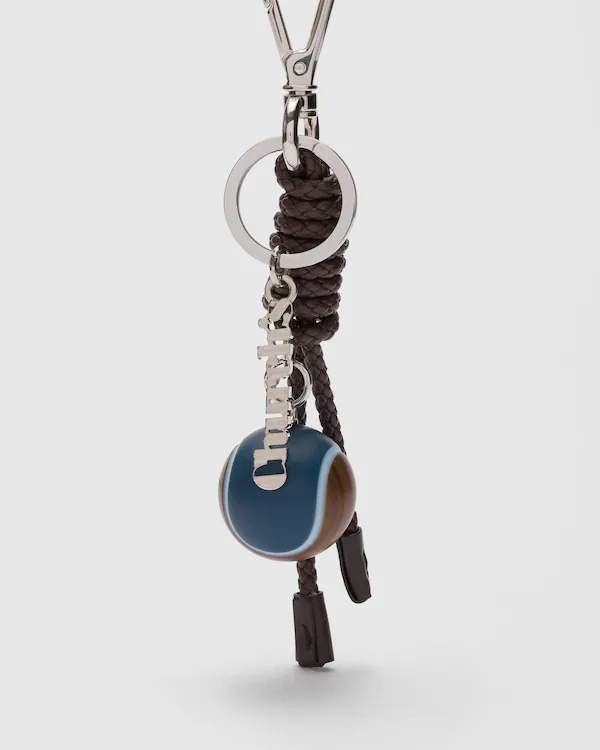 Charm-tennischarm i nappaleder och resin